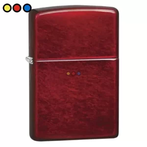 Encendedor Zippo Classic Candy Apple Red frente, Encendedor Zippo rojo abierto mostrando la chimenea a prueba de viento, Estuche de regalo original Zippo
