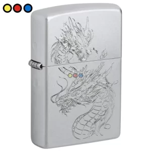 Encendedor Zippo Clover Design con acabado cromado y trébol grabado, Encendedor Zippo Clover Design abierto mostrando la llama resistente al viento
