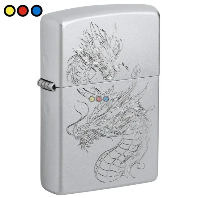 Encendedor Zippo Clover Design con acabado cromado y trébol grabado, Encendedor Zippo Clover Design abierto mostrando la llama resistente al viento