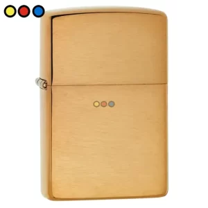 Encendedor Zippo Clover Design con acabado plateado Street Chrome y grabado de trébol de cuatro hojas.