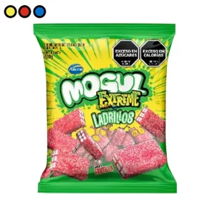 Pack de Gomitas Mogul Ladrillos sabor frutilla 500g, Primer plano de gomitas en forma de ladrillo Mogul sabor frutilla