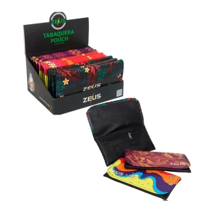 Tabaqueras Zeus Pouch con estampados surtidos en su caja exhibidora negra, una abierta con bolsillo con cierre - por mayor en Distribuidora Pop
